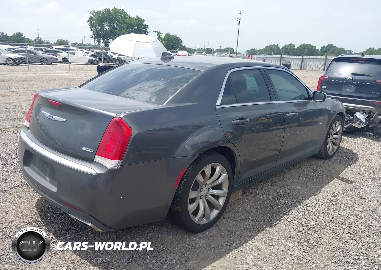 2018 Chrysler 300 Touring VIN:2C3CCAAGXJH324645 - 4