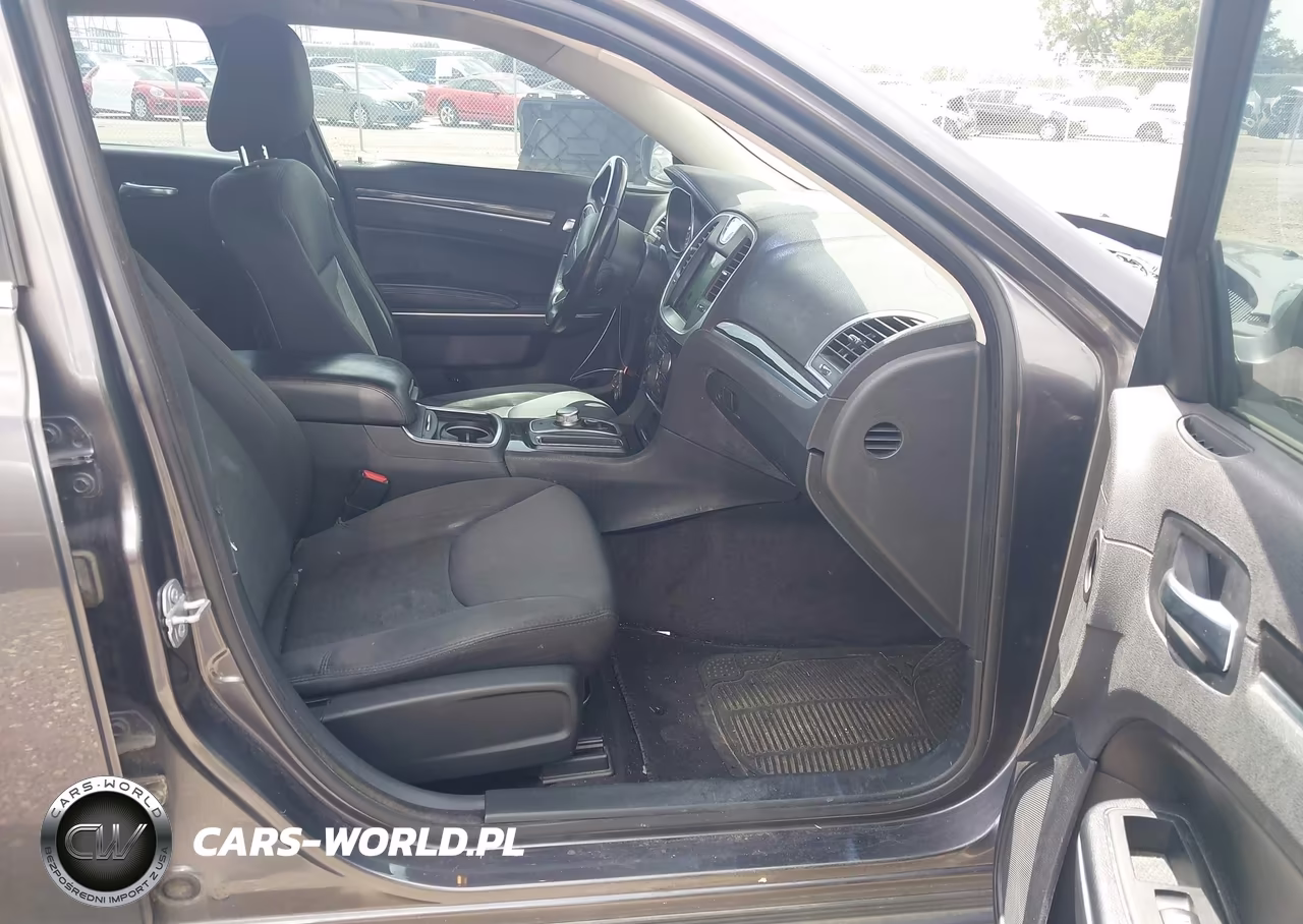 2018 Chrysler 300 Touring VIN:2C3CCAAGXJH324645 - 5