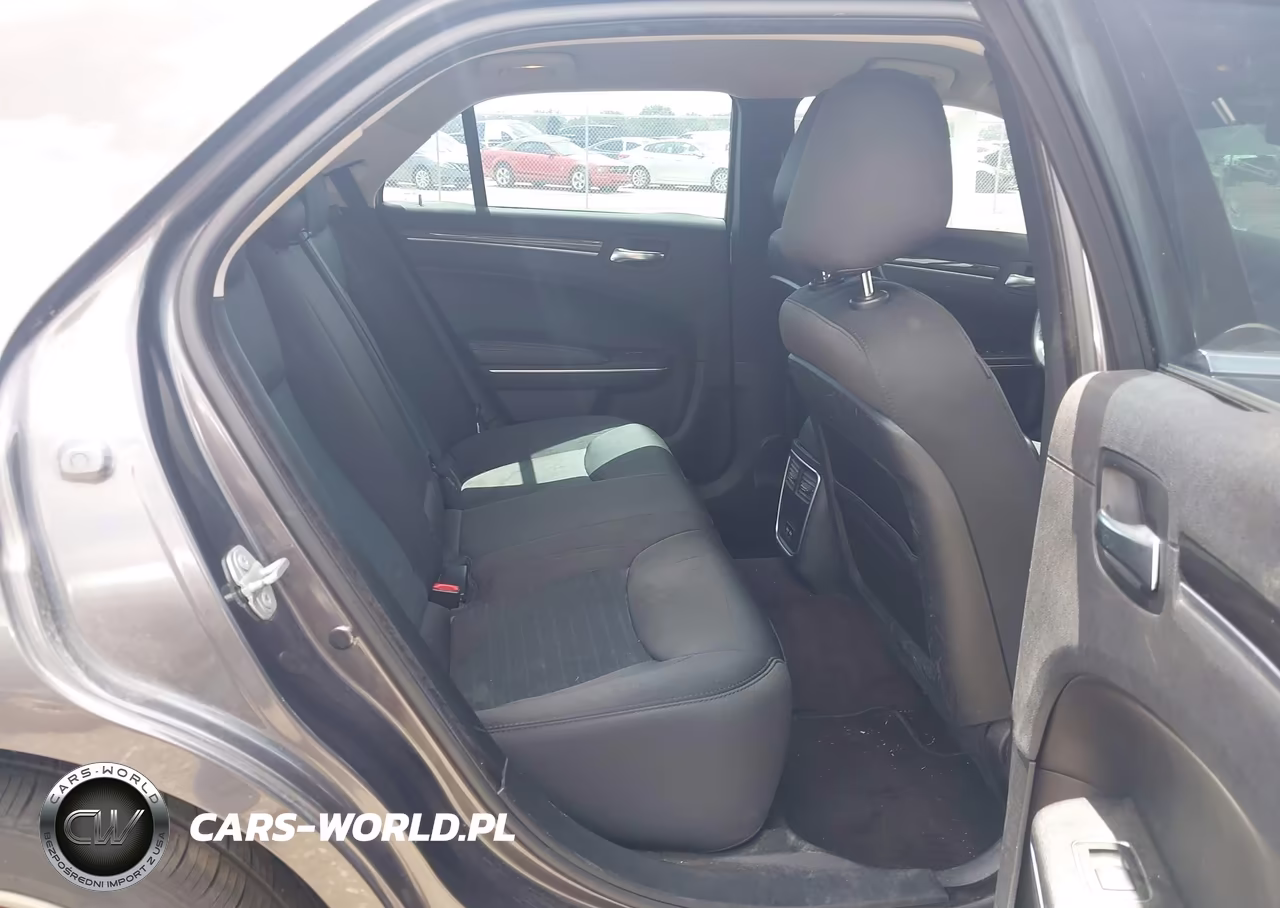 2018 Chrysler 300 Touring VIN:2C3CCAAGXJH324645 - 8