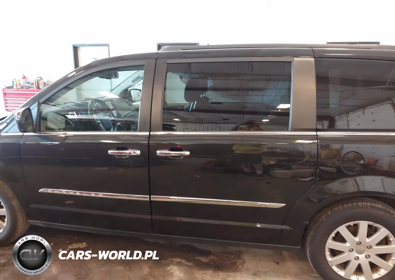 2016 Chrysler Town & Country Touring VIN:2C4RC1BG8GR158245 - 14