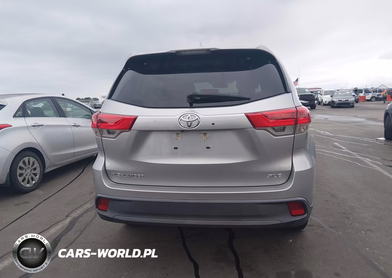 2019 Toyota Highlander Xle VIN:5TDKZRFH7KS574997 - 17