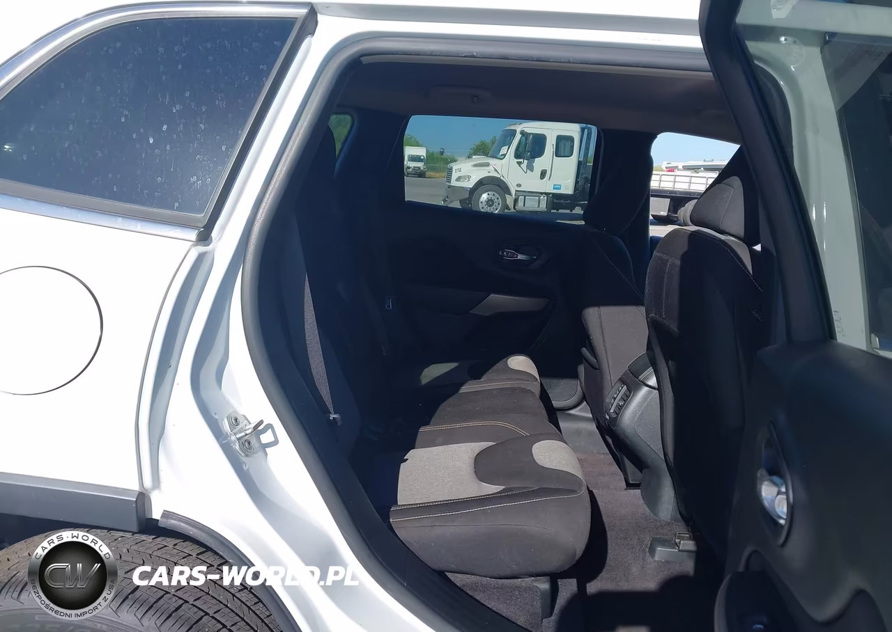 2018 Jeep Cherokee Latitude Fwd VIN:1C4PJLCB2JD538445 - 8