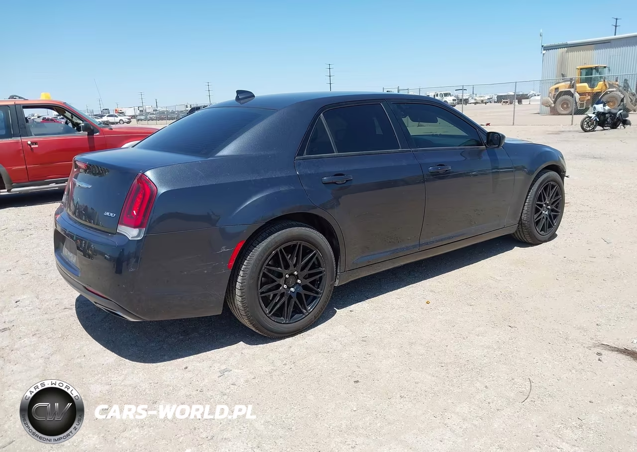 2019 Chrysler 300 Touring VIN:2C3CCARG9KH560452 - 4