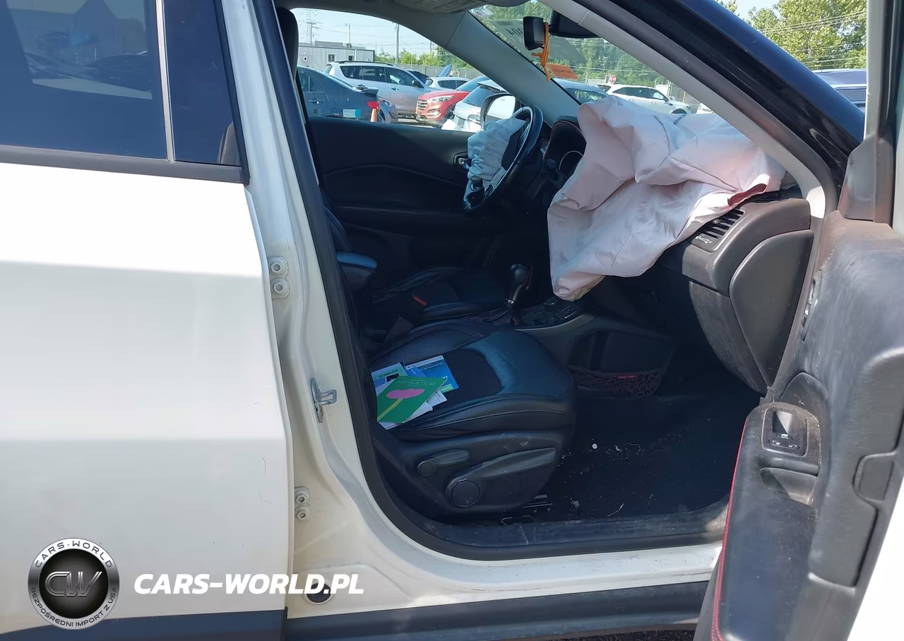2019 Jeep Compass Trailhawk 4X4 VIN:3C4NJDDB7KT671497 - 4