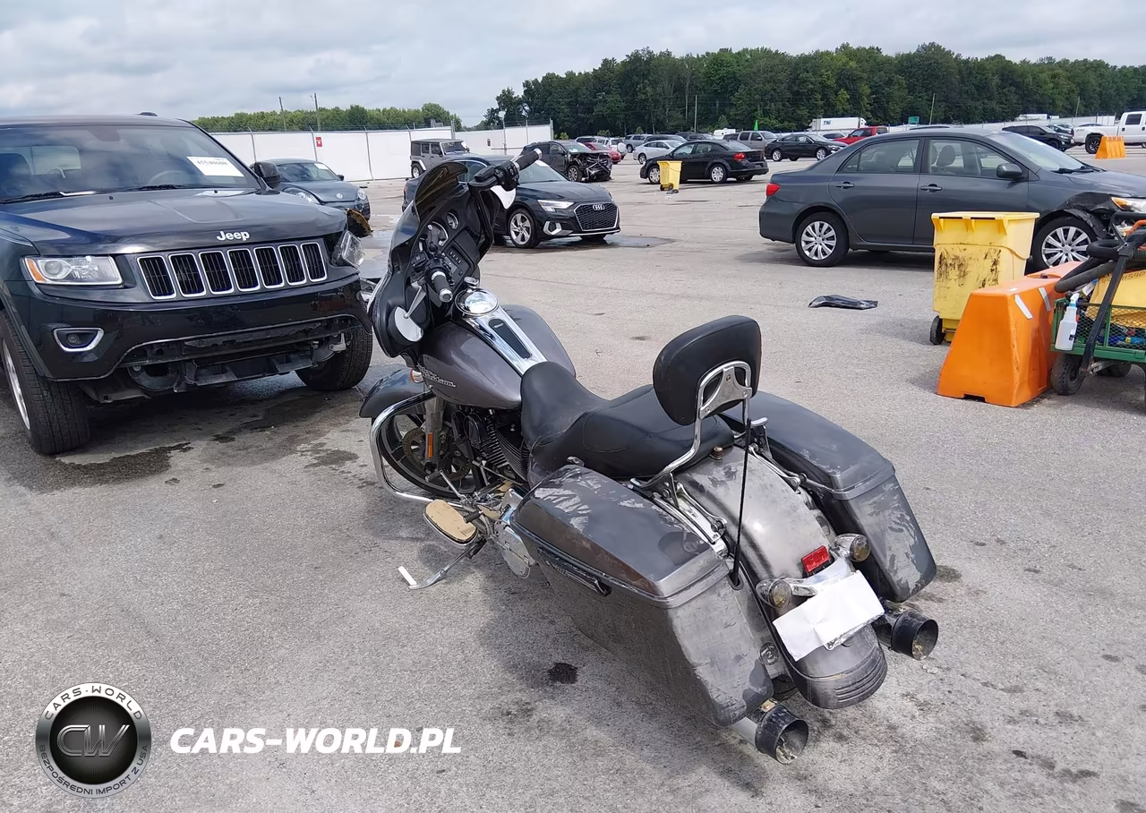 2014 Harley-Davidson Flhx Street Glide VIN:1HD1KBM12EB703820 - 3