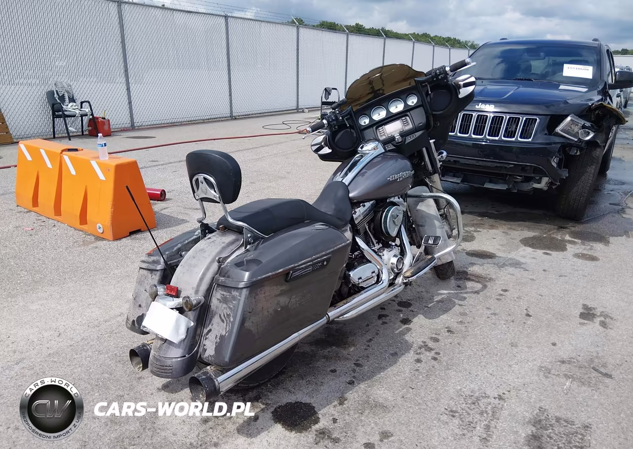 2014 Harley-Davidson Flhx Street Glide VIN:1HD1KBM12EB703820 - 4