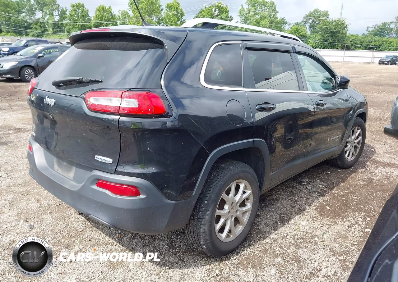 2015 Jeep Cherokee Latitude VIN:1C4PJMCB2FW558681 - 4