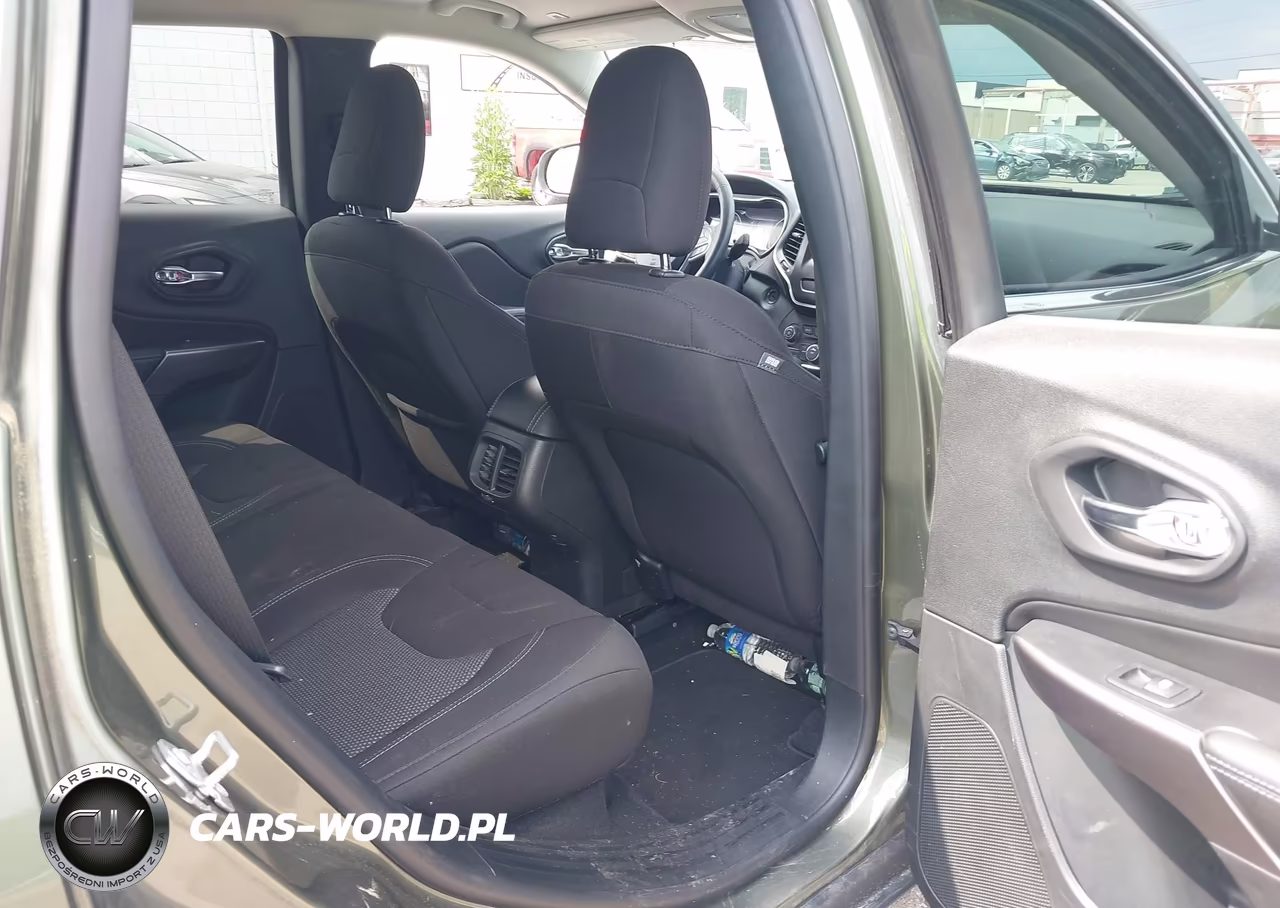 2019 Jeep Cherokee Latitude 4X4 VIN:1C4PJMCB9KD343630 - 8