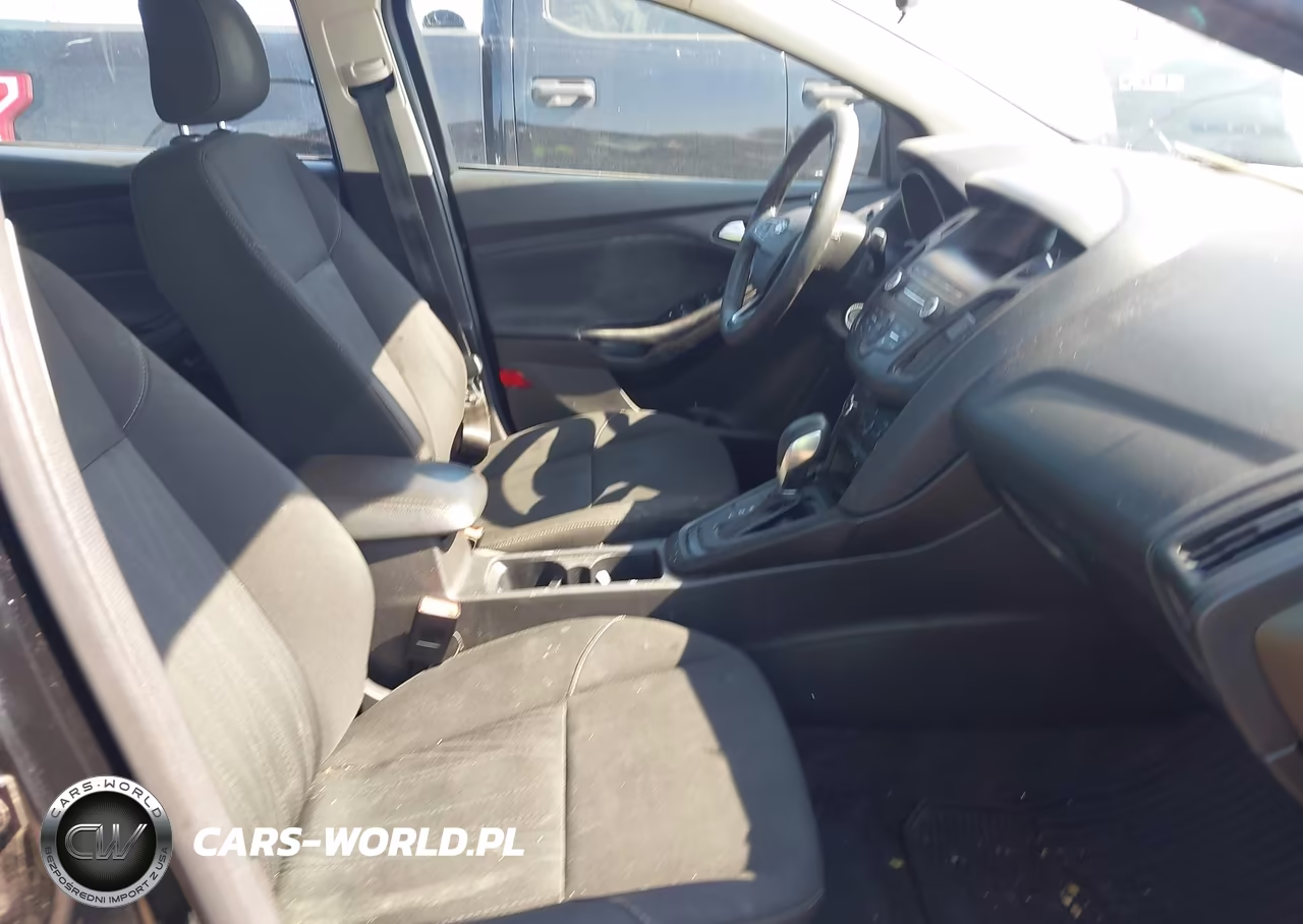 2018 Ford Focus Se VIN:1FADP3F24JL216091 - 5