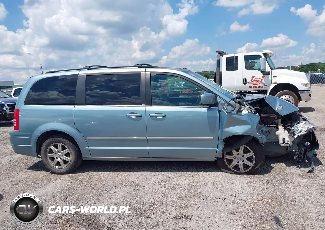2010 Chrysler Town & Country Touring VIN:2A4RR5D11AR170690 - 13