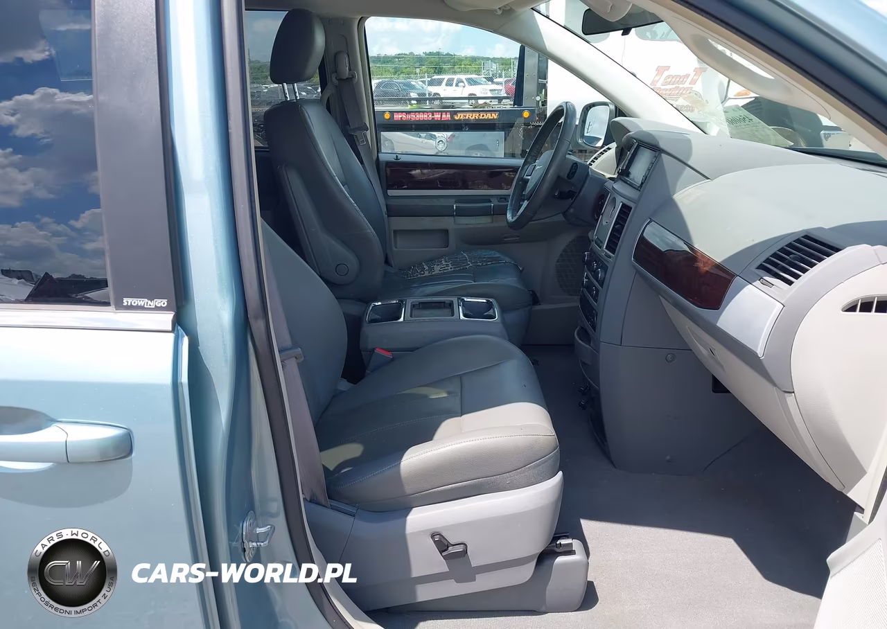 2010 Chrysler Town & Country Touring VIN:2A4RR5D11AR170690 - 5