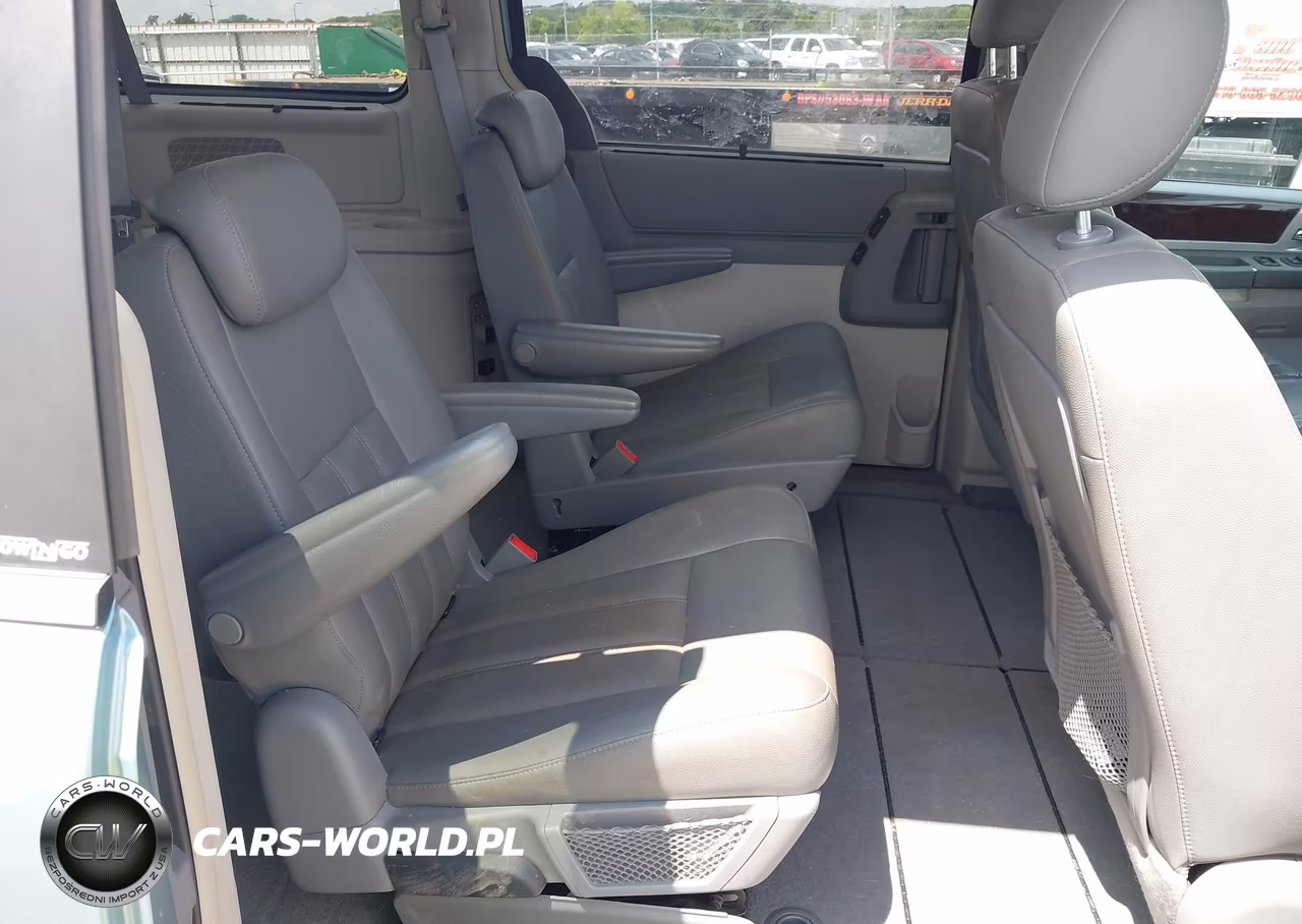 2010 Chrysler Town & Country Touring VIN:2A4RR5D11AR170690 - 8