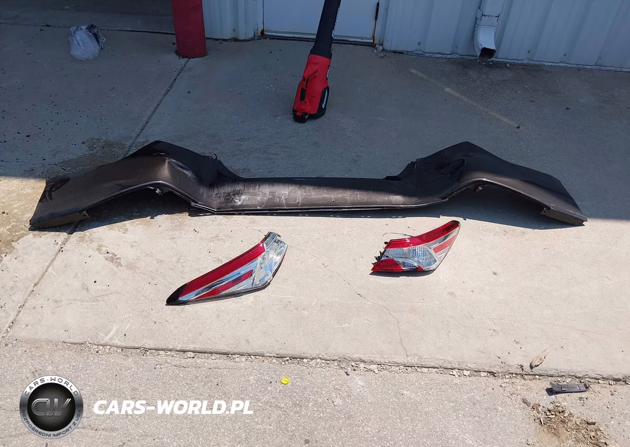 2018 Toyota Camry Le VIN:4T1B11HK9JU115915 - 12
