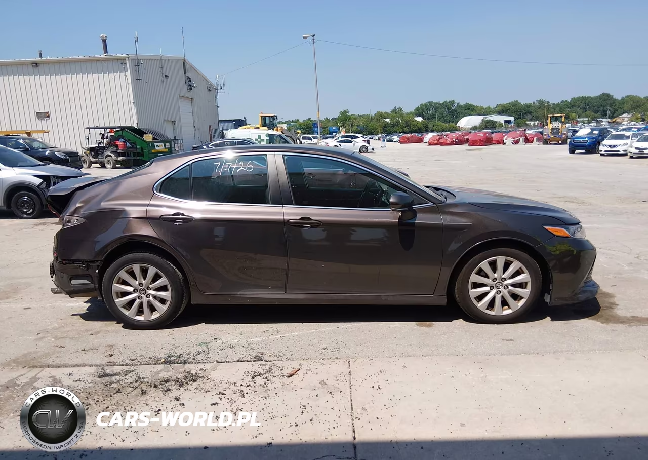 2018 Toyota Camry Le VIN:4T1B11HK9JU115915 - 14