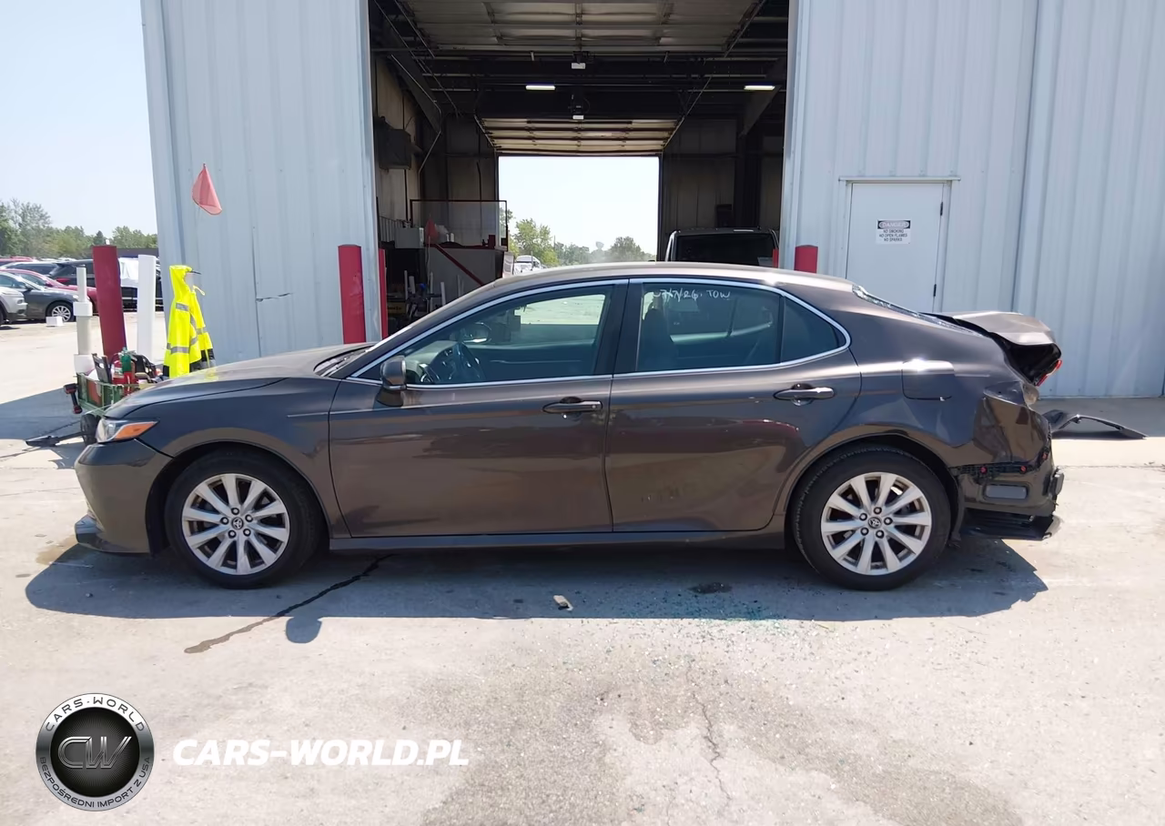 2018 Toyota Camry Le VIN:4T1B11HK9JU115915 - 15