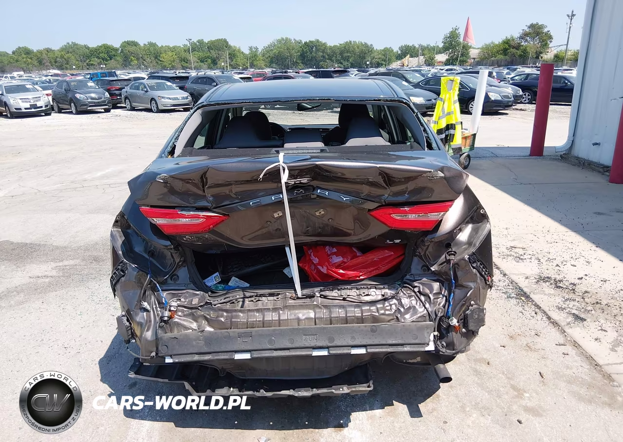 2018 Toyota Camry Le VIN:4T1B11HK9JU115915 - 17