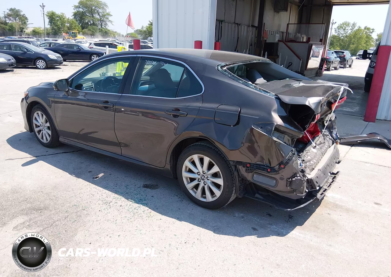 2018 Toyota Camry Le VIN:4T1B11HK9JU115915 - 3