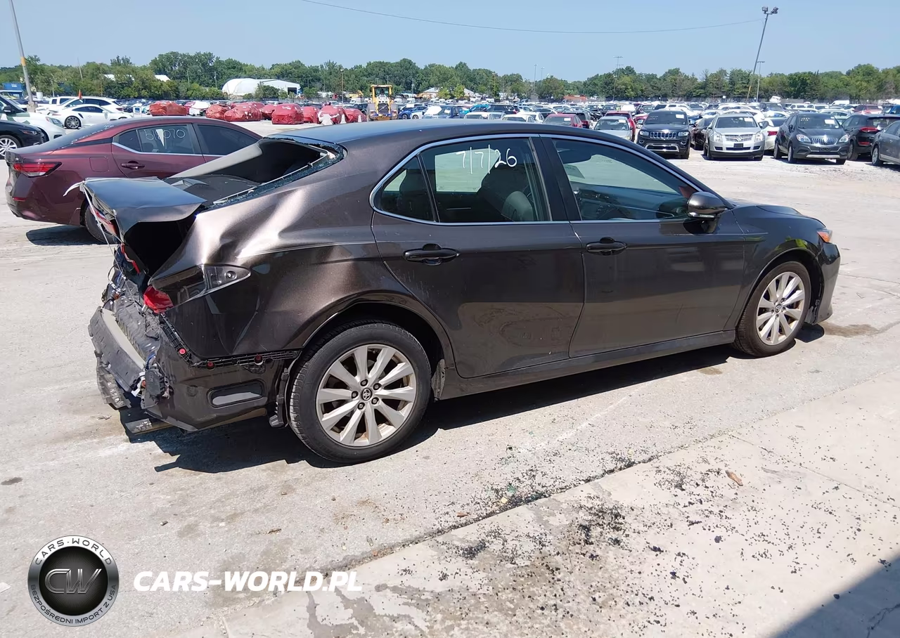 2018 Toyota Camry Le VIN:4T1B11HK9JU115915 - 4