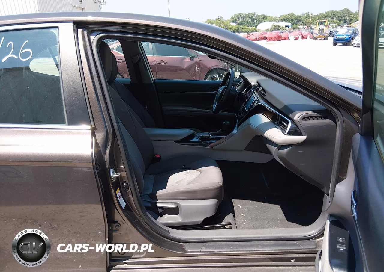 2018 Toyota Camry Le VIN:4T1B11HK9JU115915 - 5