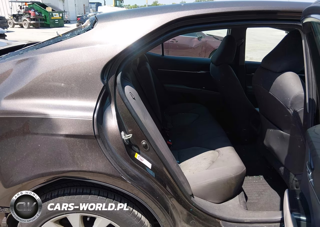 2018 Toyota Camry Le VIN:4T1B11HK9JU115915 - 8