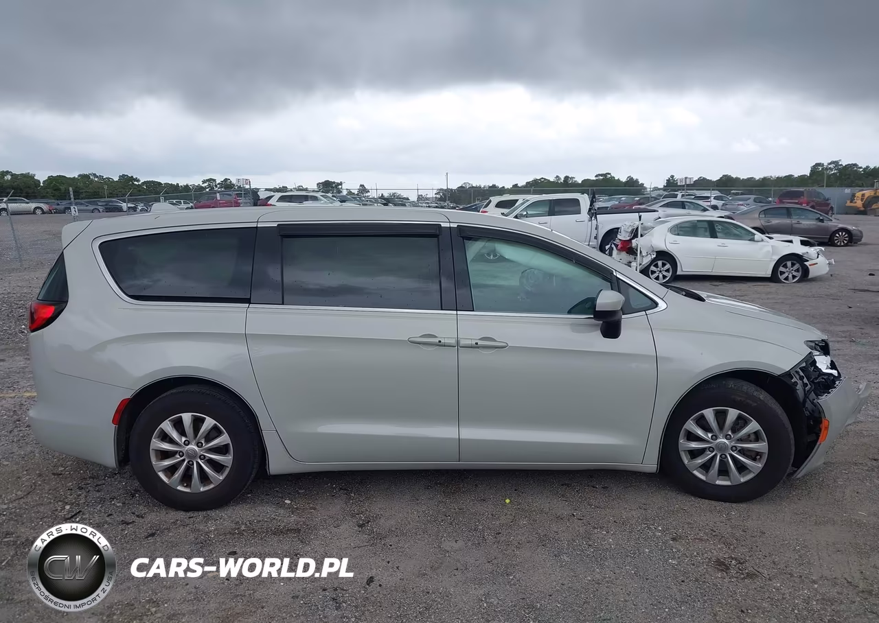 2017 Chrysler Pacifica Touring VIN:2C4RC1DG2HR771170 - 13