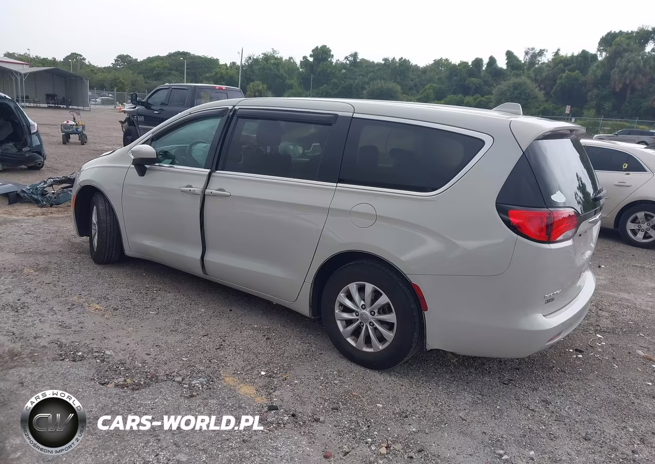 2017 Chrysler Pacifica Touring VIN:2C4RC1DG2HR771170 - 3