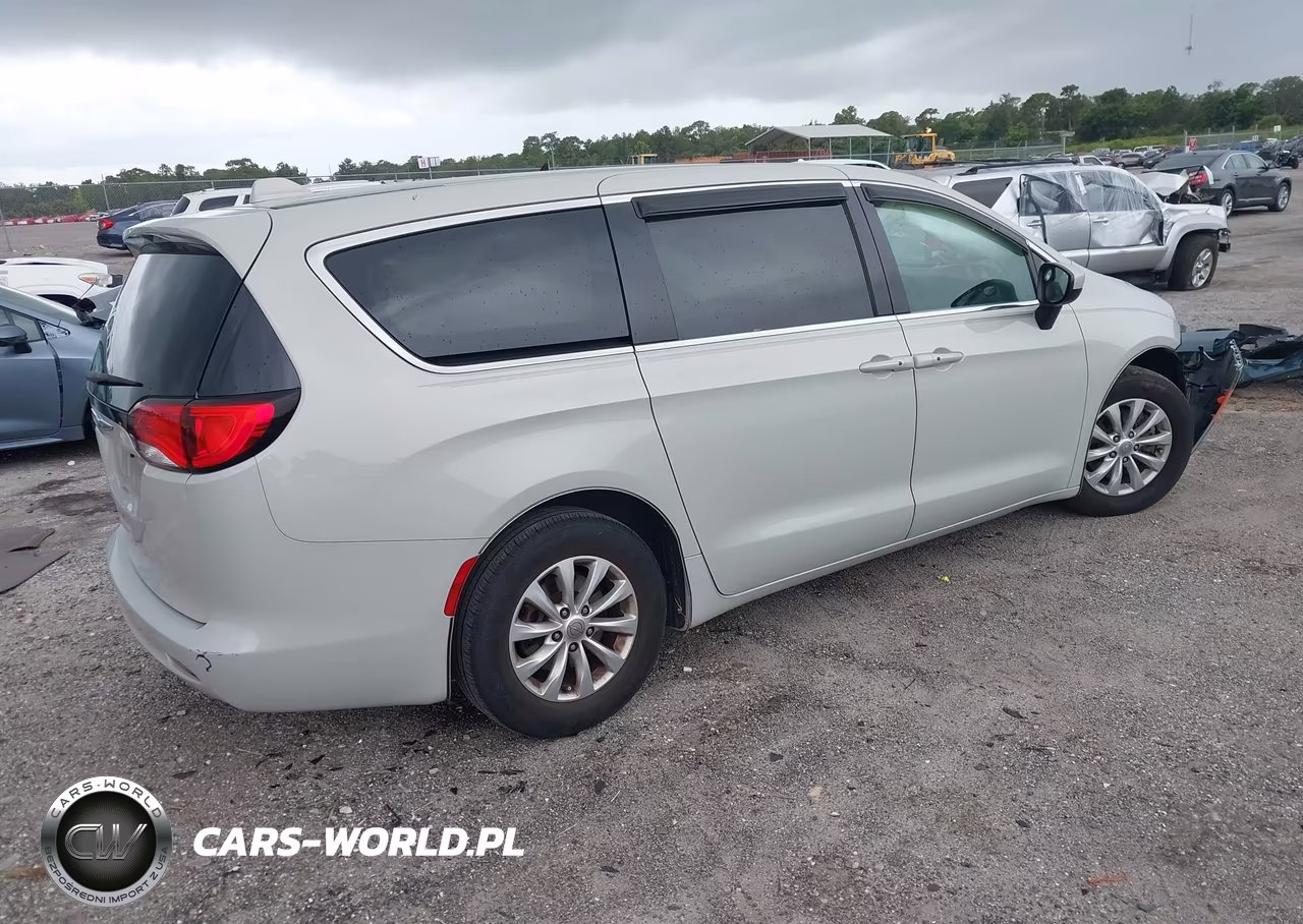 2017 Chrysler Pacifica Touring VIN:2C4RC1DG2HR771170 - 4