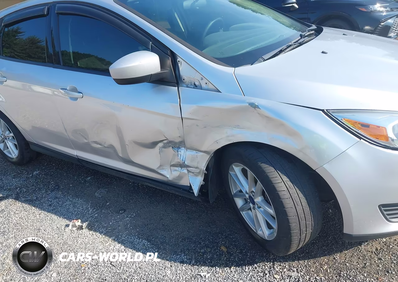 2018 Ford Focus Se VIN:1FADP3K29JL301160 - 18
