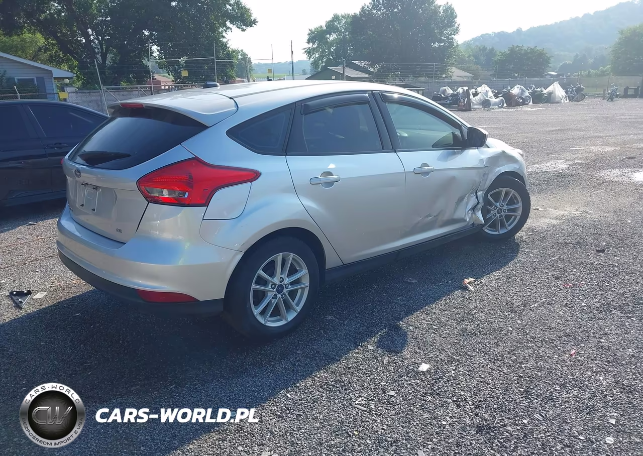2018 Ford Focus Se VIN:1FADP3K29JL301160 - 4