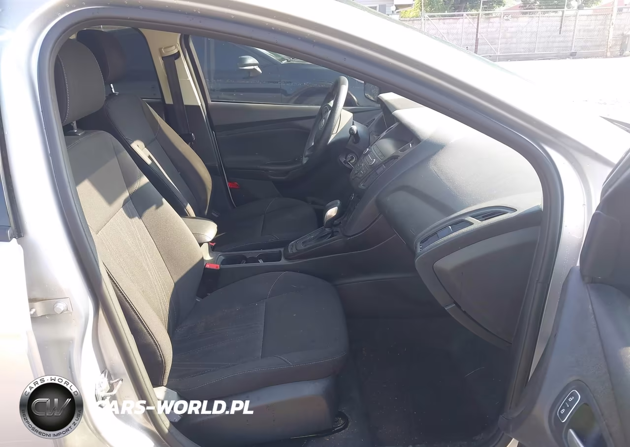 2018 Ford Focus Se VIN:1FADP3K29JL301160 - 5