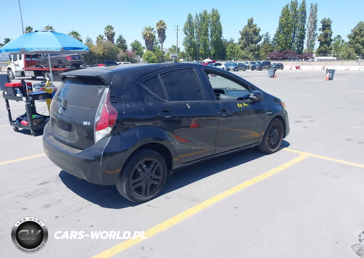 2016 Toyota Prius C Two VIN:JTDKDTB33G1123303 - 4