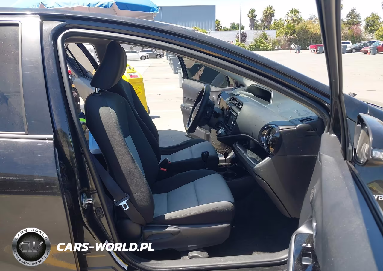2016 Toyota Prius C Two VIN:JTDKDTB33G1123303 - 5