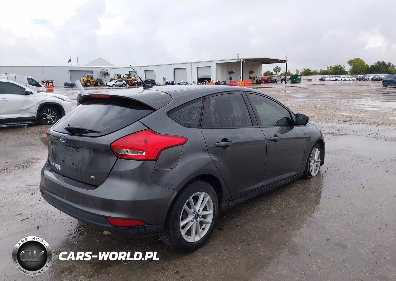 2018 Ford Focus Se VIN:1FADP3K28JL292838 - 4