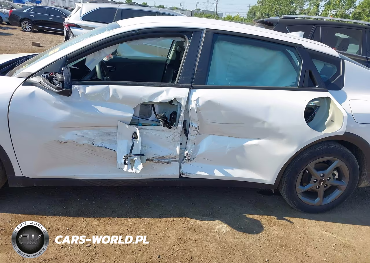 2025 Kia K4 Lxs VIN:3KPFT4DE3SE030604 - 6