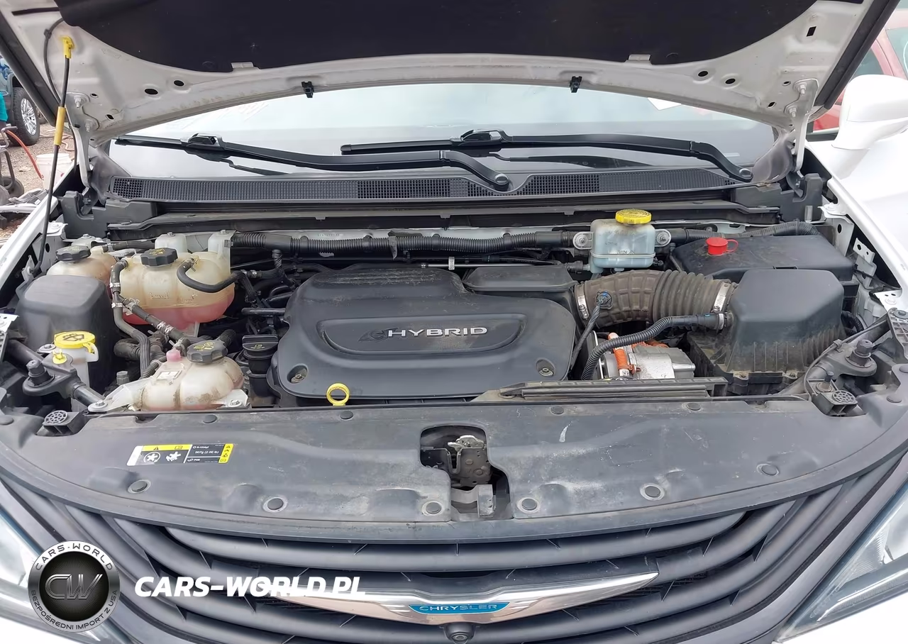 2018 Chrysler Pacifica Hybrid Limited VIN:2C4RC1N76JR356972 - 10
