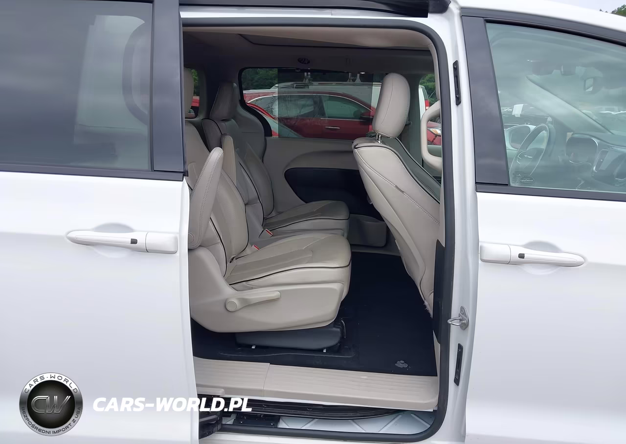 2018 Chrysler Pacifica Hybrid Limited VIN:2C4RC1N76JR356972 - 8