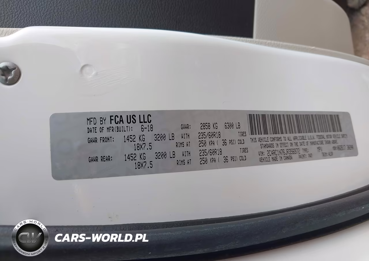 2018 Chrysler Pacifica Hybrid Limited VIN:2C4RC1N76JR356972 - 9