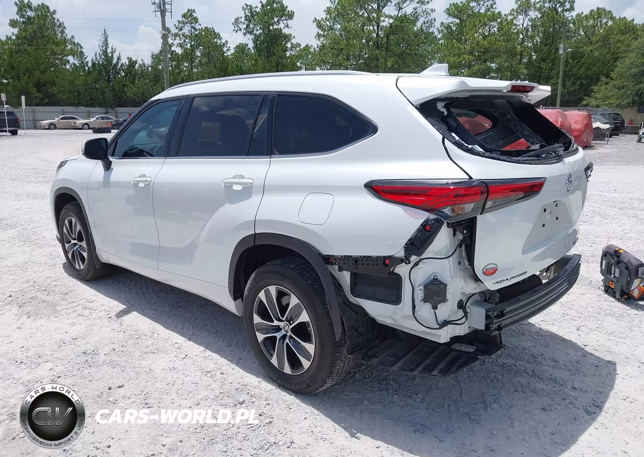 2022 Toyota Highlander Xle VIN:5TDGZRBH9NS581059 - 3