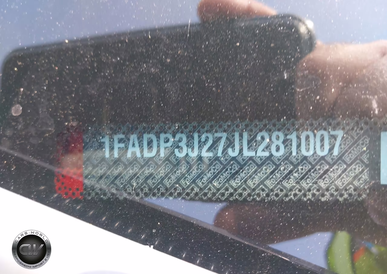 2018 Ford Focus Titanium VIN:1FADP3J27JL281007 - 9