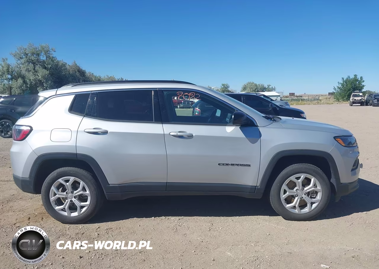 2024 Jeep Compass Latitude 4X4 VIN:3C4NJDBN2RT110342 - 14