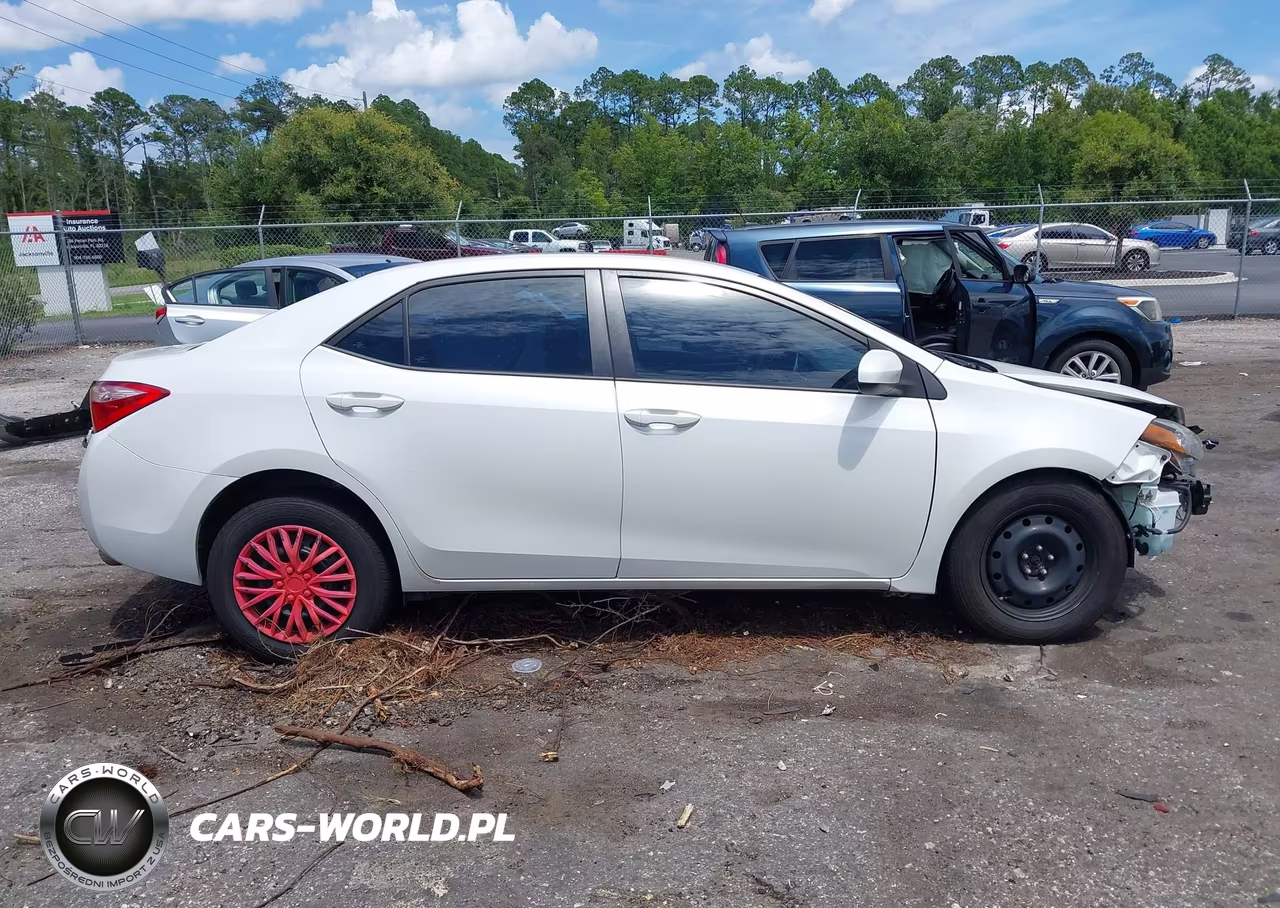 2018 Toyota Corolla Le VIN:5YFBURHEXJP769582 - 14