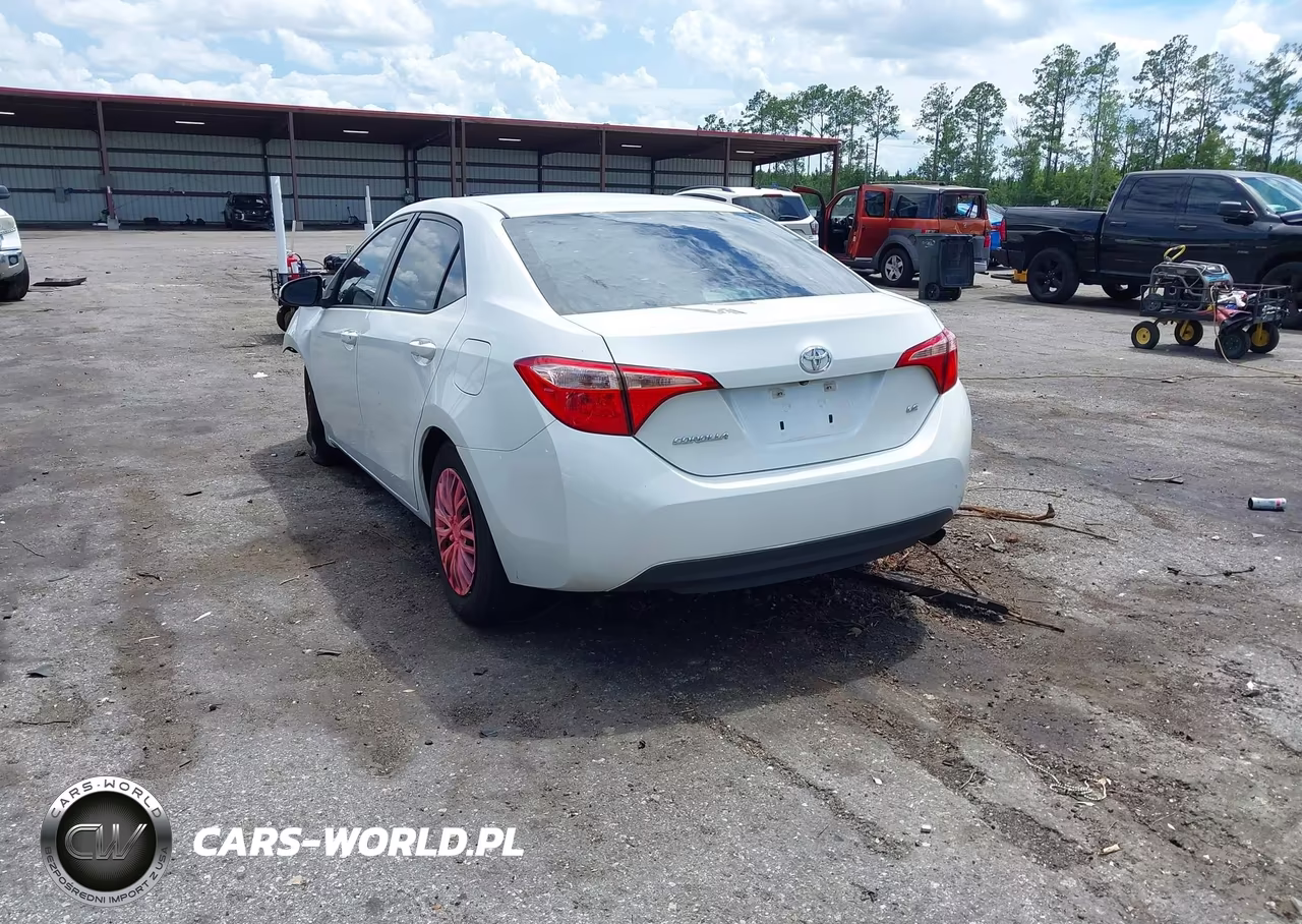 2018 Toyota Corolla Le VIN:5YFBURHEXJP769582 - 3