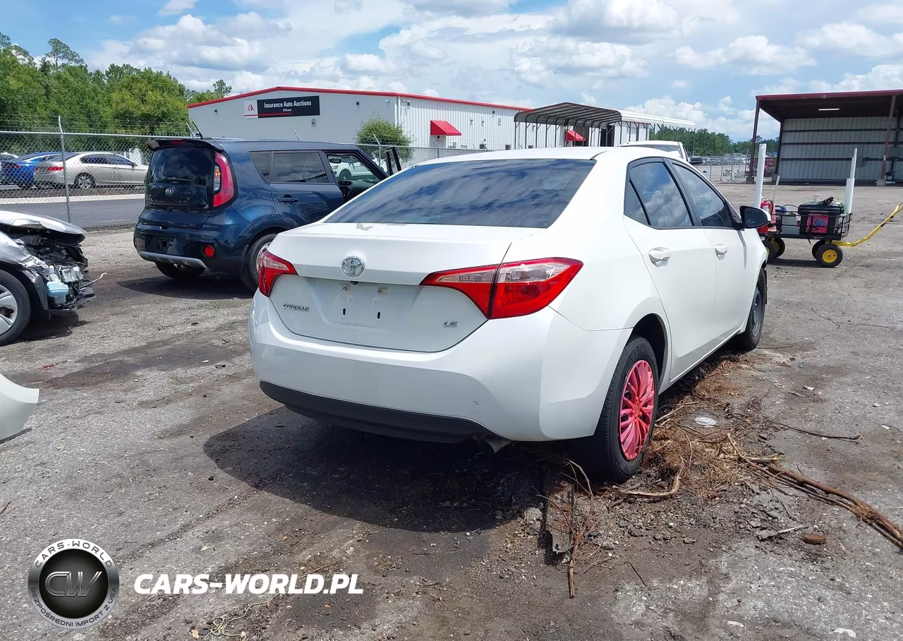 2018 Toyota Corolla Le VIN:5YFBURHEXJP769582 - 4
