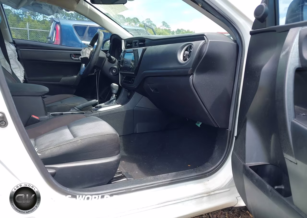 2018 Toyota Corolla Le VIN:5YFBURHEXJP769582 - 5