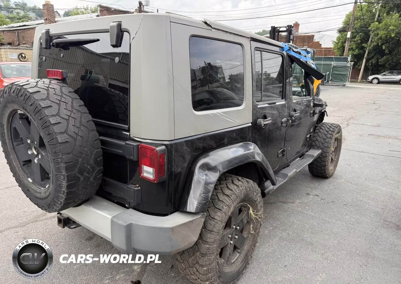 2008 Jeep Wrangler Unlimited Sahara VIN:1J8GA59158L623847 - 4