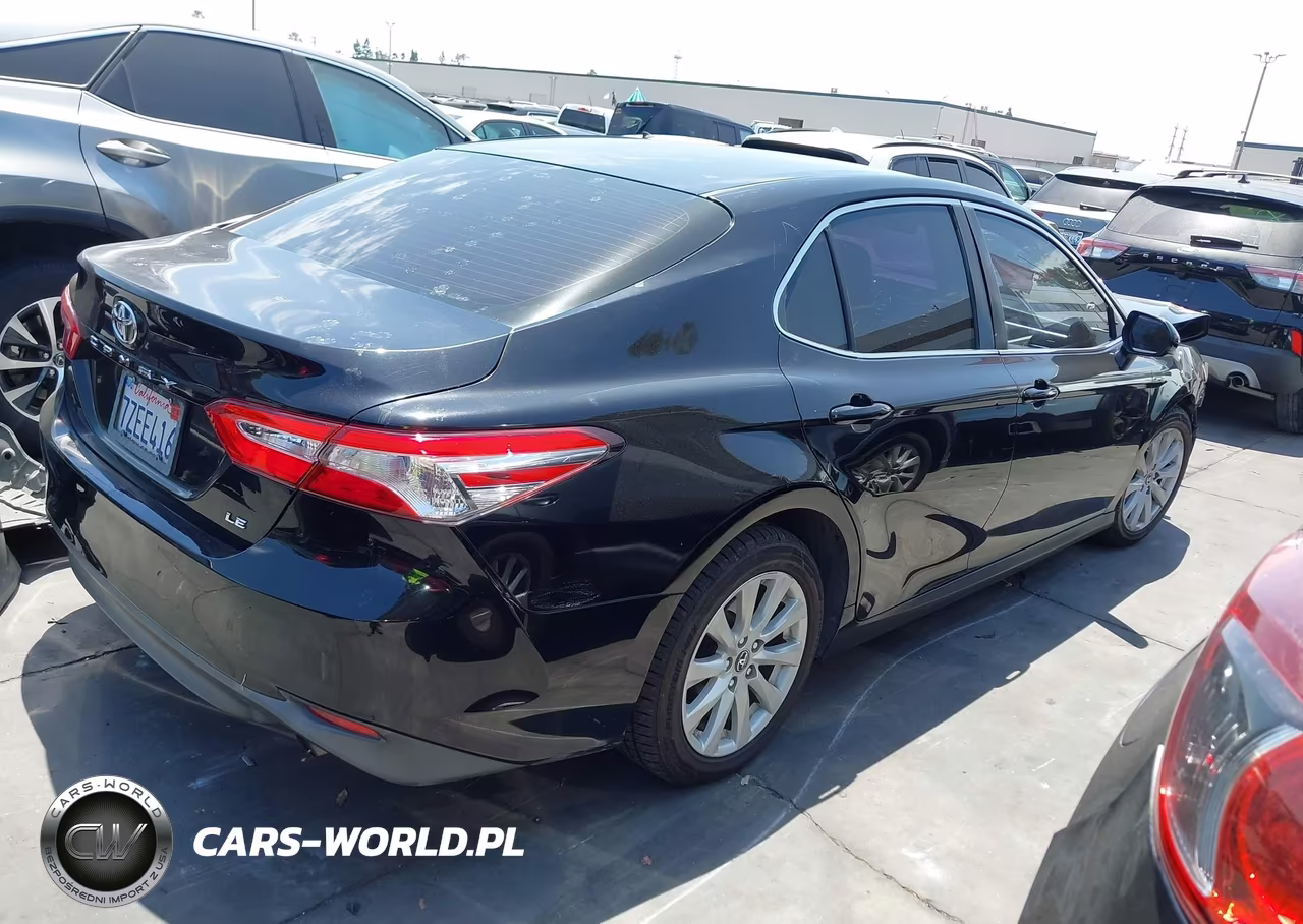 2018 Toyota Camry Le VIN:JTNB11HK3J3021101 - 4