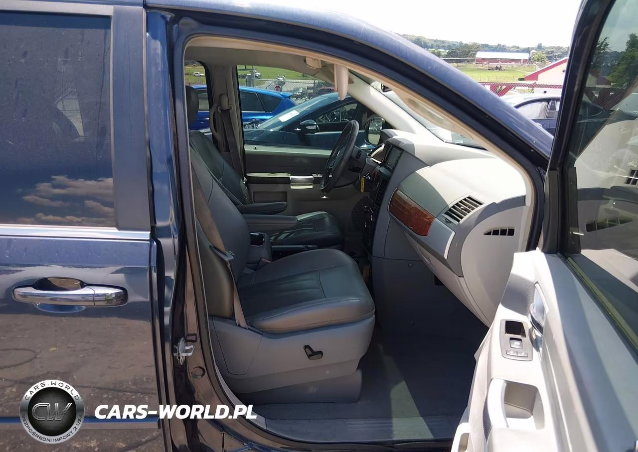 2008 Chrysler Town & Country Touring VIN:2A8HR54P98R662568 - 5