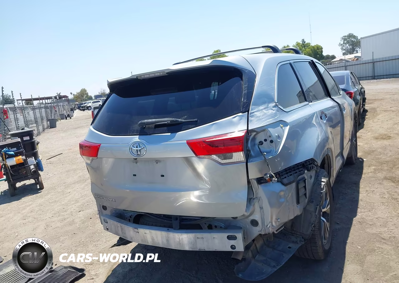 2018 Toyota Highlander Le VIN:5TDZARFH6JS038272 - 17