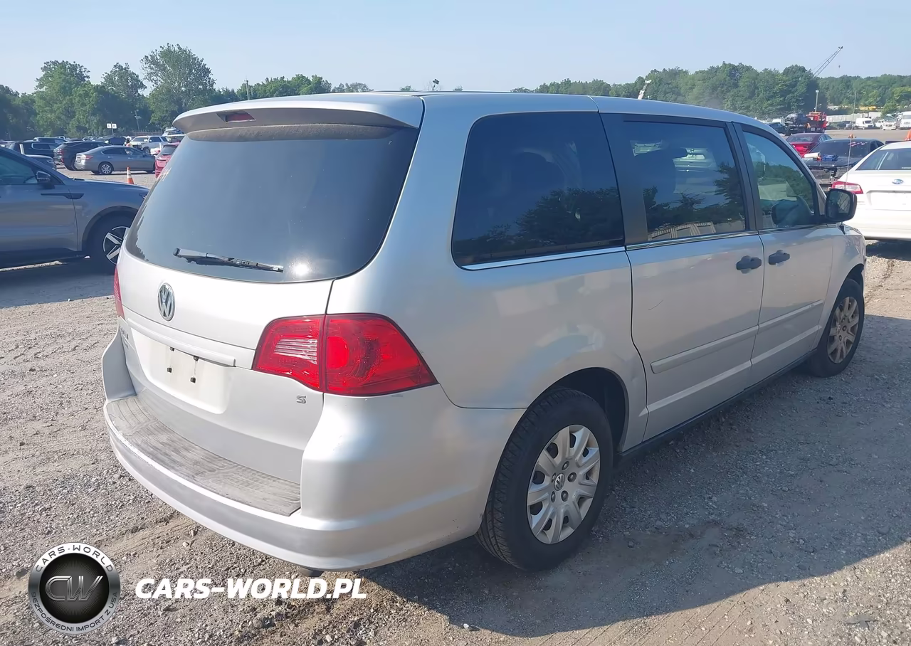 2011 Volkswagen Routan S VIN:2V4RW4DG9BR717709 - 4