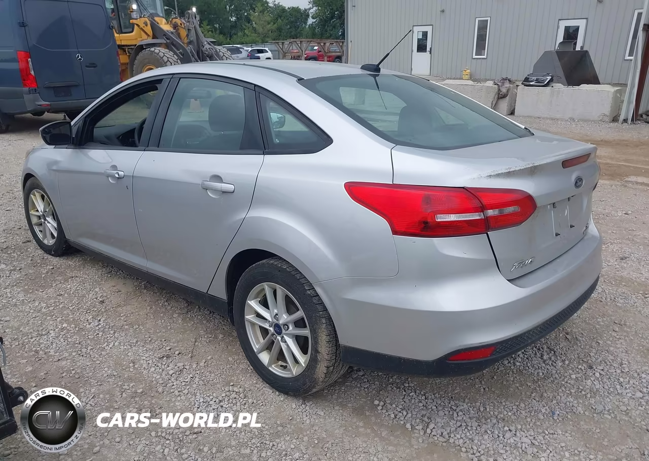 2016 Ford Focus Se VIN:1FADP3F21GL386594 - 3